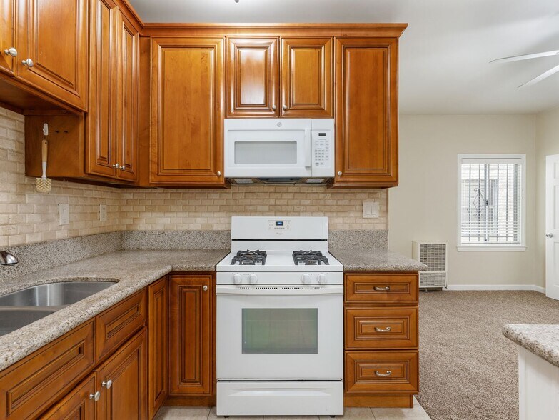 Building Photo - 1324 N Peterson Ave