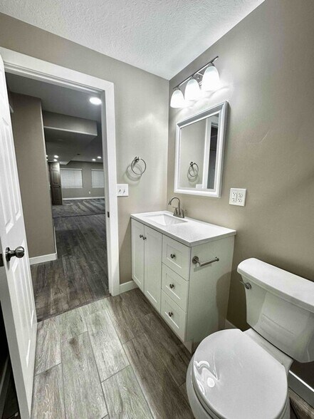 Building Photo - 1976 80 N