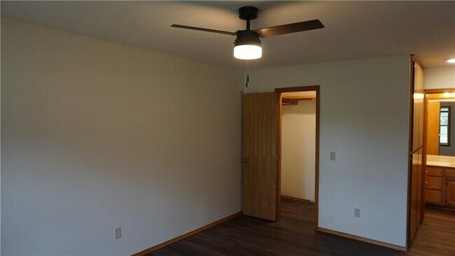 Building Photo - 107 N Elm Springs Rd