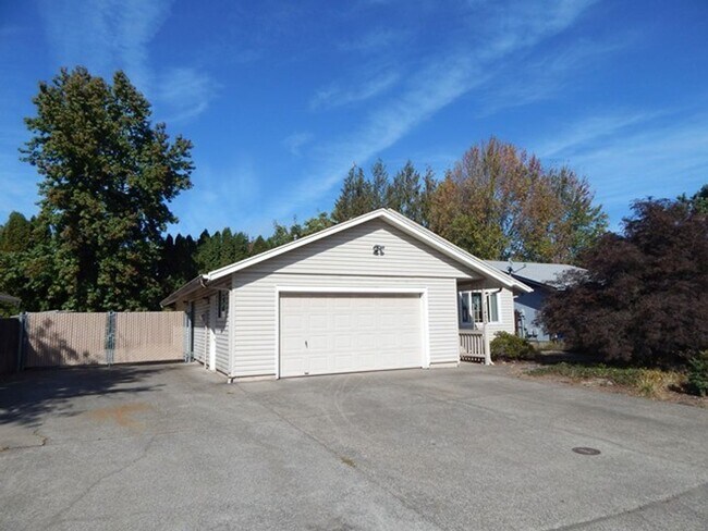 Building Photo - 3Bd/2Ba Single Story House - Available Soon!