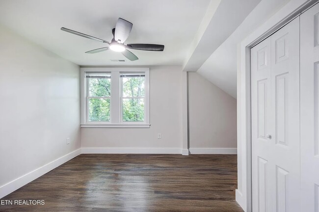 Building Photo - 1287 E Harper Ave