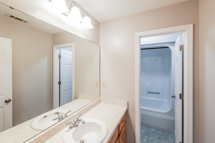 Building Photo - 8747 Rolling Hills Dr