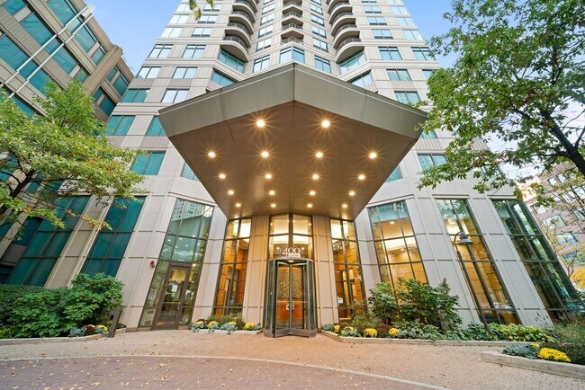 Primary Photo - 400 N La Salle Dr