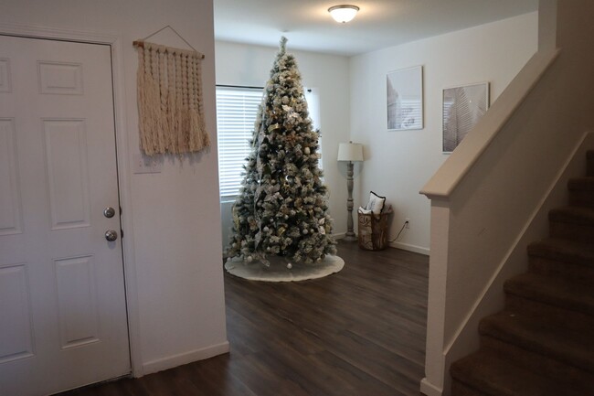 Building Photo - Two-story, 5 bed room, 3 bathroom, 3 livin...