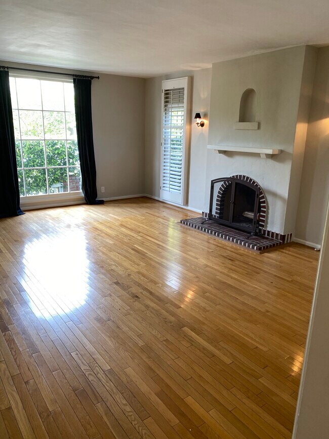 Living room - 8234 Romaine St