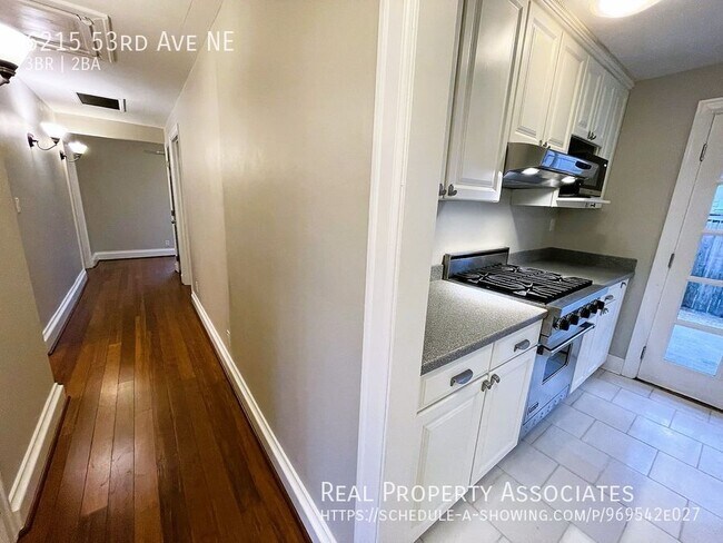 Building Photo - 6215 53rd Ave NE