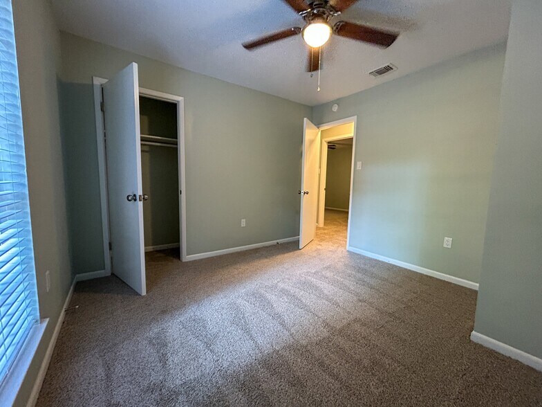 Building Photo - 1716 Northview Dr