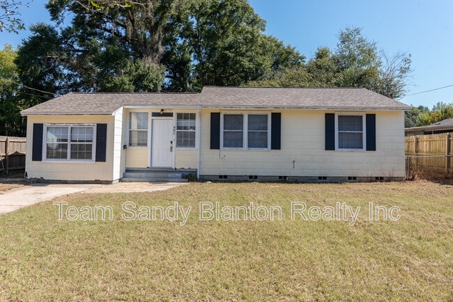 Building Photo - 802 Rue Max St