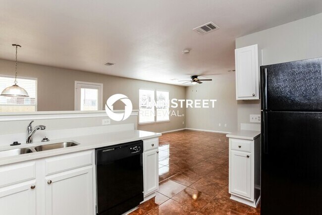 Building Photo - 4 Bedroom Pet-Friendly Home in San Antonio, TX with Main Street Renewal