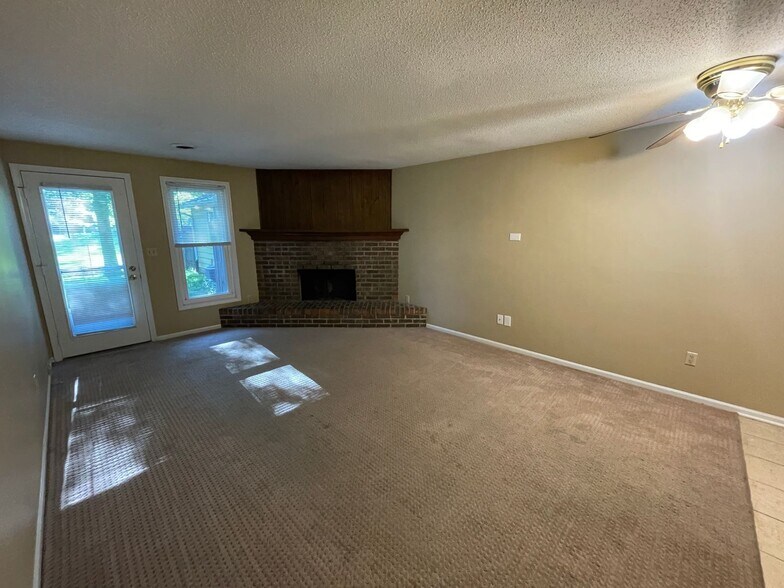 Building Photo - 5633 Bluebird Ct