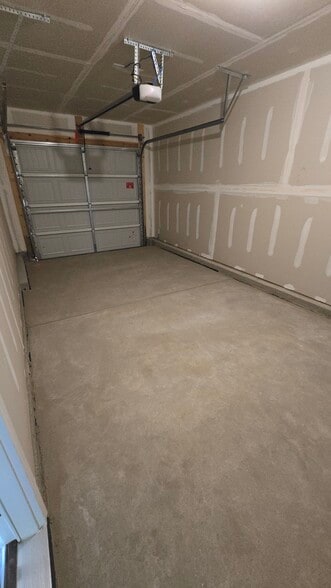 Building Photo - 121 Tango Dr