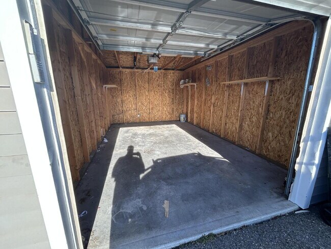 Building Photo - 2 Bed / 1 Bath Upstairs Condo with Garage. Convenient location