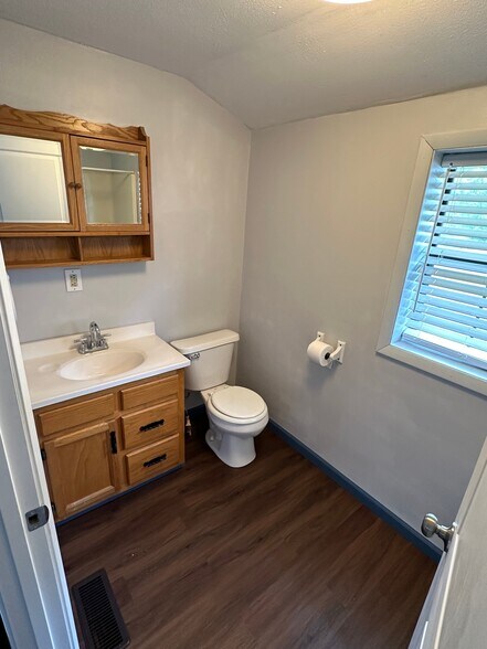 Building Photo - 561 S 43rd St