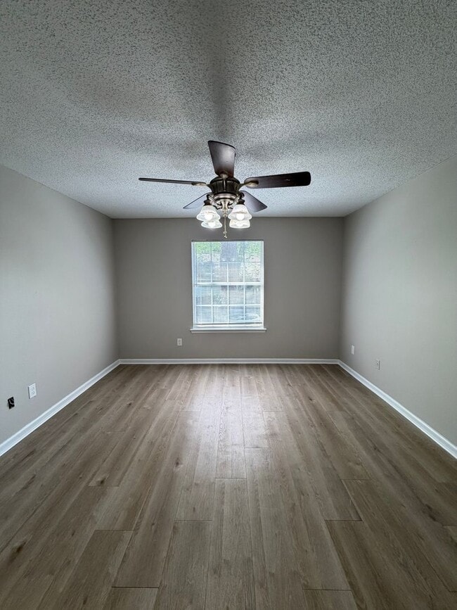 Building Photo - Gorgeous 2/2 newly renovated townhome available now!