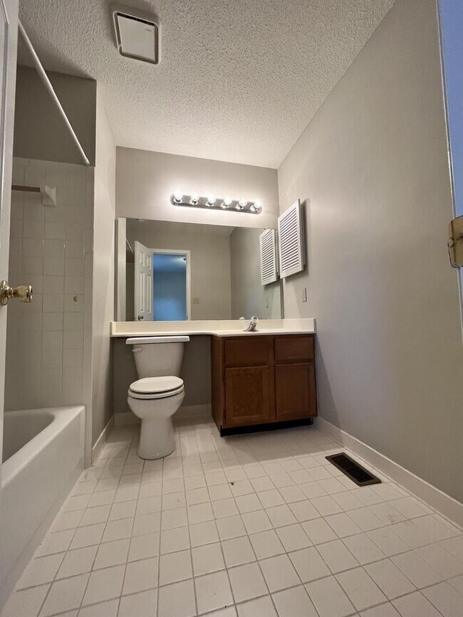 Building Photo - Forest Acres Townhouse
