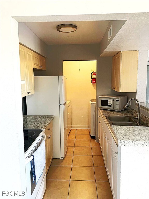 Building Photo - 2929 Winkler Ave