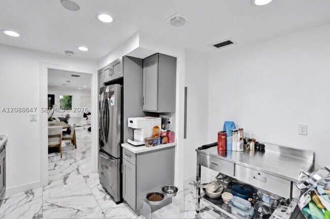 Building Photo - 2105 Alamanda Dr