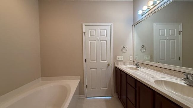 Building Photo - 3 bedroom - 2 bathroom - Stonelake Townhom...
