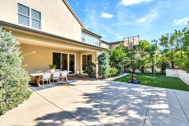 Building Photo - Light and bright 4 bedroom 3 bath beauty i...