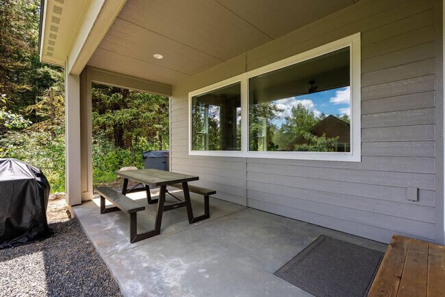 Building Photo - 1013 Yew Wood St