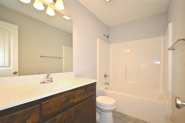 Building Photo - 3 Bedroom, 2.5 Bath Duplex