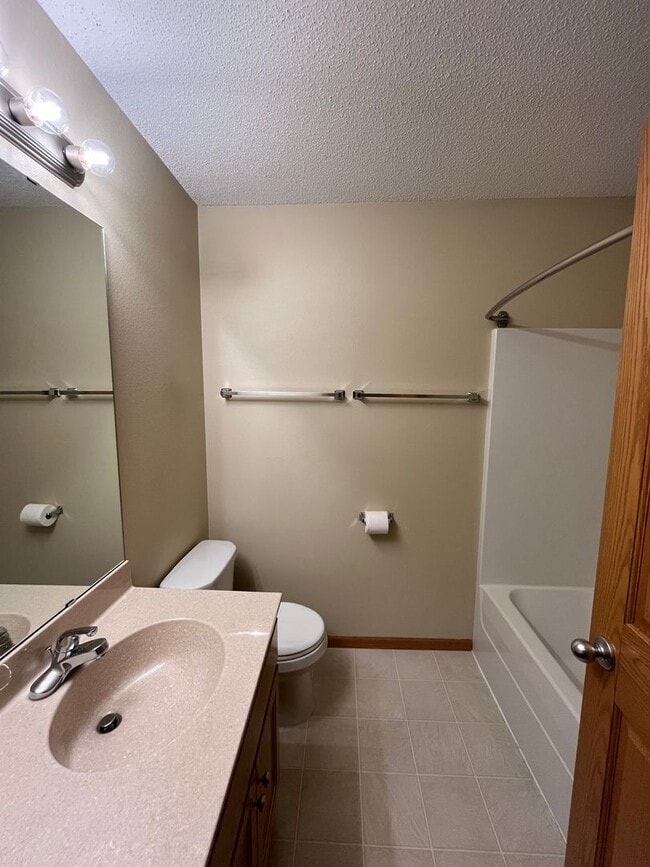 Building Photo - 5 bed 3 bath house for rent