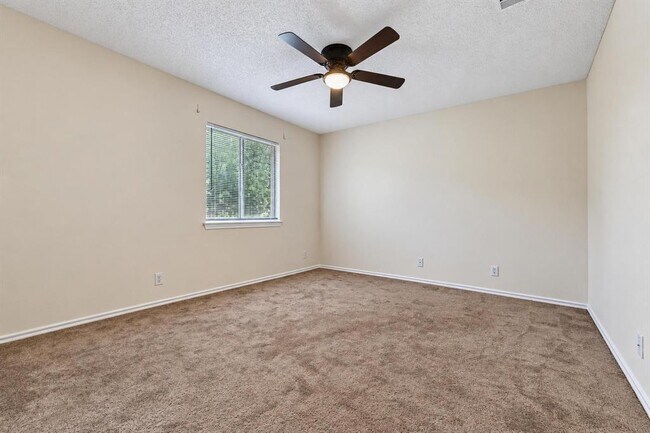 Building Photo - 2616 Oakwood Glen Dr