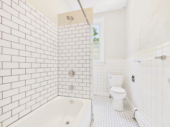 Building Photo - 206 Kelker St