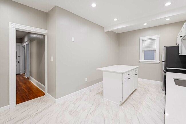 Building Photo - 381 Adams St