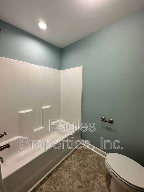 Building Photo - 451 Fallingbrook Dr