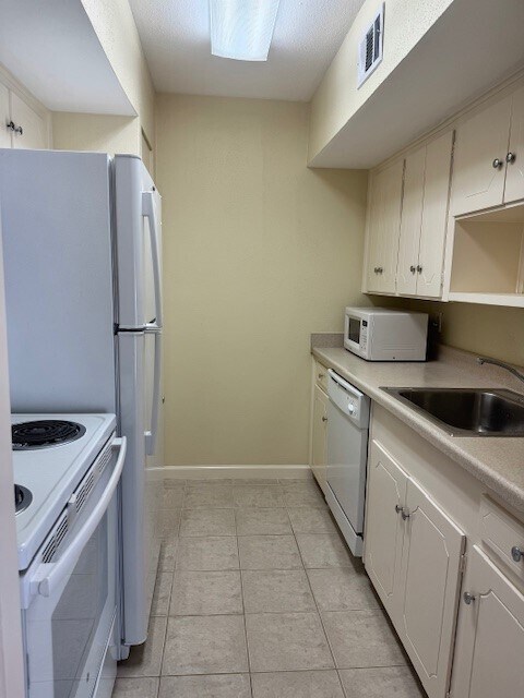 Building Photo - 2201 Fountain View Dr