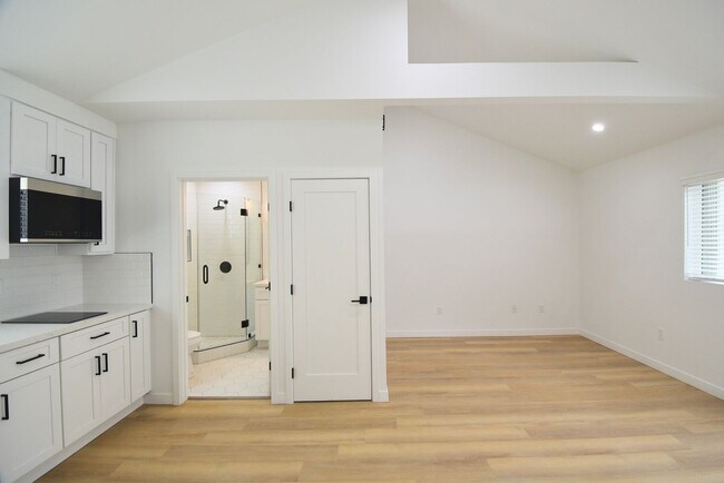 Building Photo - 10919 Camarillo St