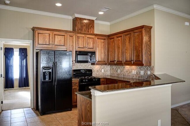 Building Photo - Available August 2026! Beautiful 5 Bed/4 B...