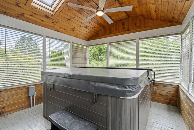 Building Photo - 2 Meadow Ln