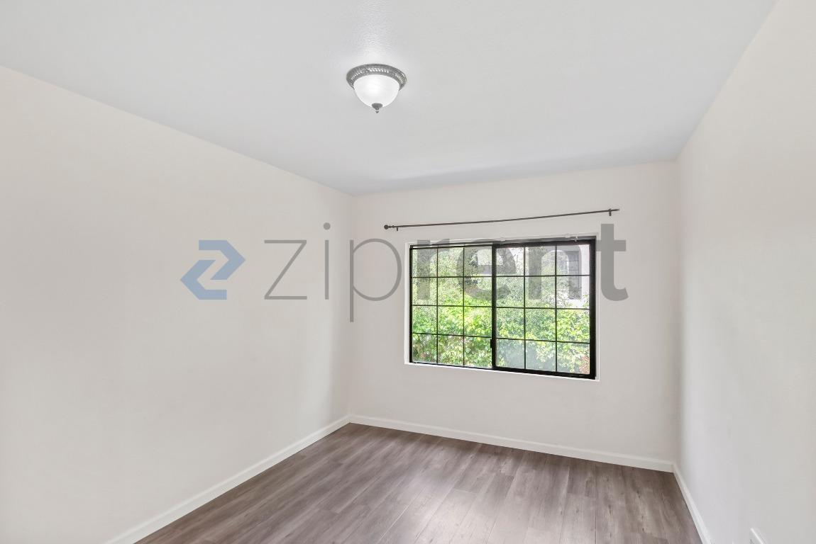 Building Photo - 728 E 24th St