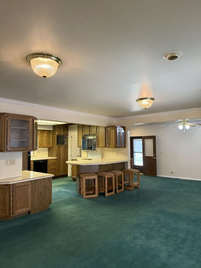 Building Photo - Spacious 5 Bedroom, 2 Bath Home with Moder...