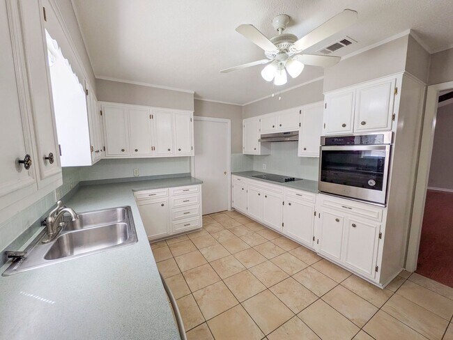 Building Photo - 6510 Daisy Dr