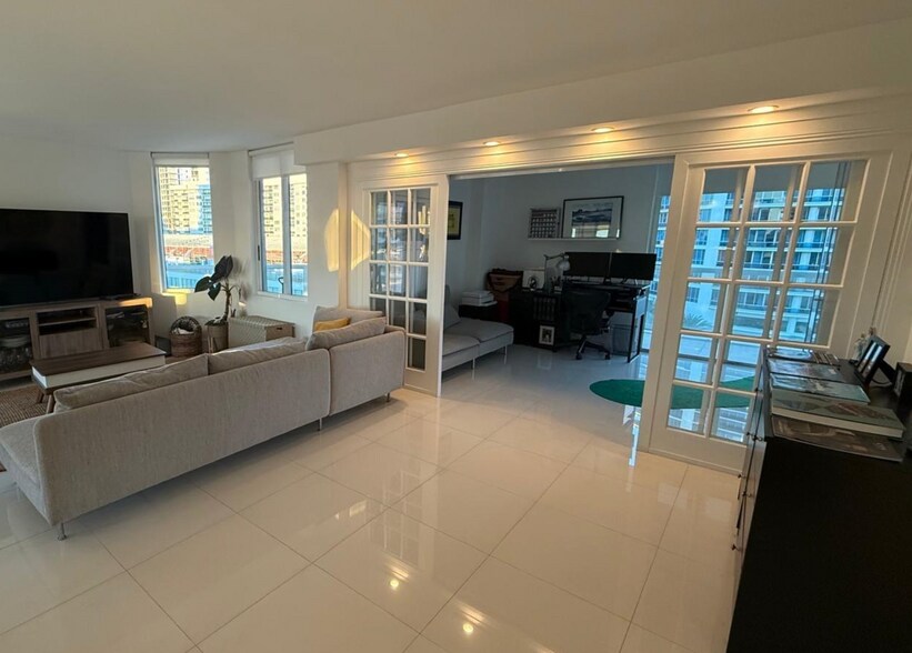 Building Photo - 5900 Collins Ave