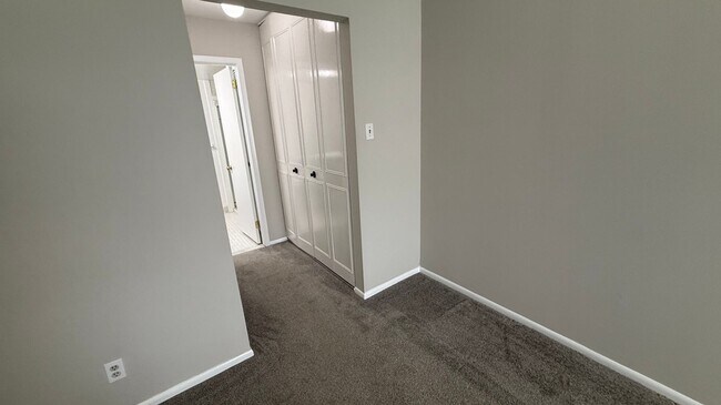 Building Photo - Bright & Spacious Condo in Sought-After Glenhardie Community