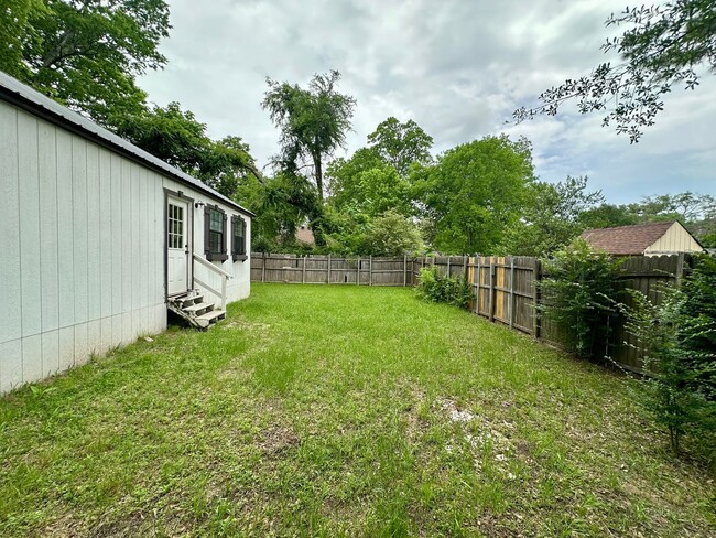 Building Photo - Available Now! Charming & Updated 3-Bedroo...