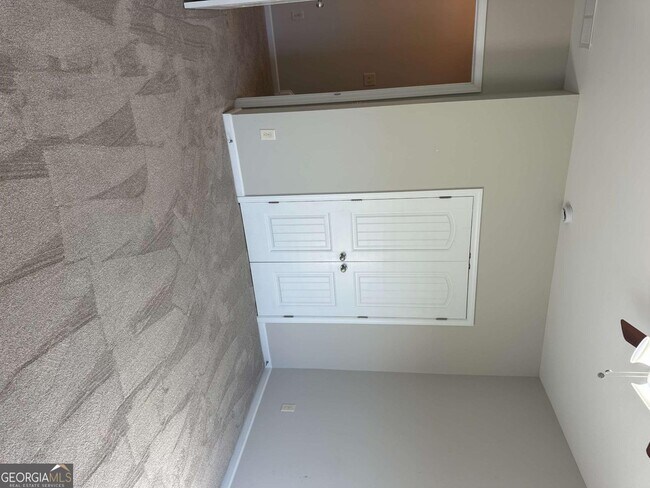 Building Photo - 403 Village View