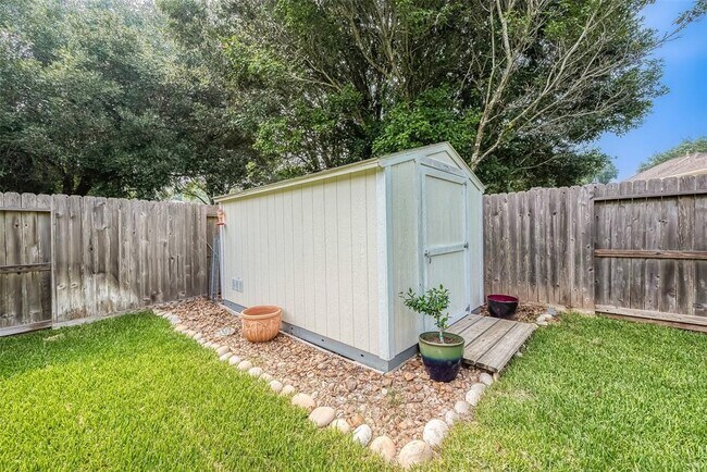Building Photo - 1618 Savannah Dr