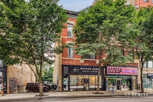 Building Photo - Spacious 4b/2b Top Floor, Wicker Park Avail July 1st!