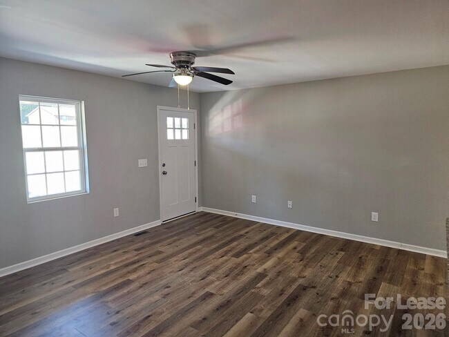 Building Photo - 179 Glen-Gar Dr