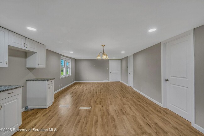 Building Photo - 664 Laurel Dr