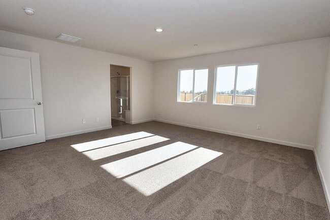 Building Photo - Beautiful Lincoln Home Available in May!