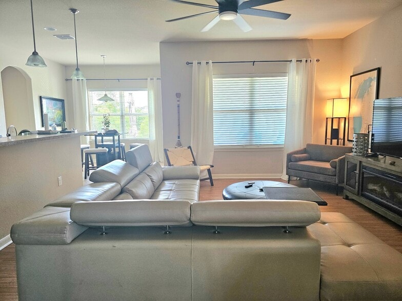 Building Photo - 1210 Plaza Lake Dr