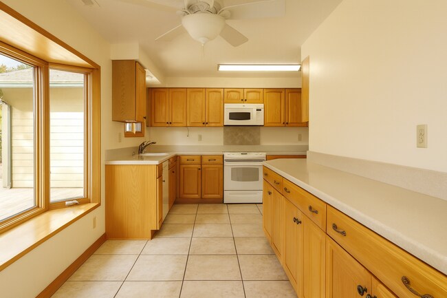 Building Photo - Spacious SW Bend Home on Nearly Half an Ac...