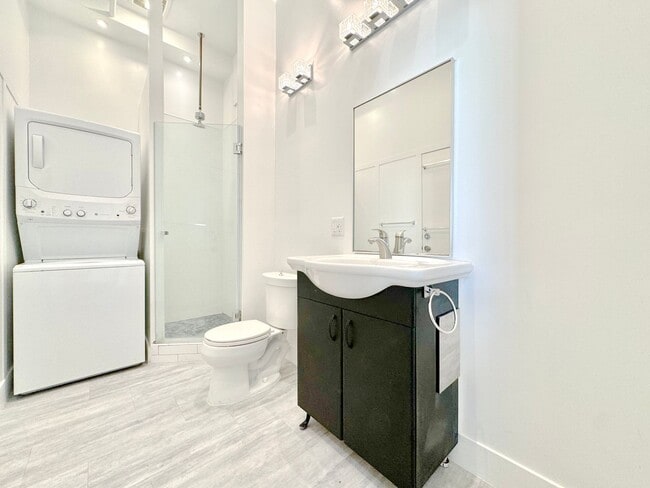 Building Photo - Top floor modern crafted spacious 1 Bed + ...
