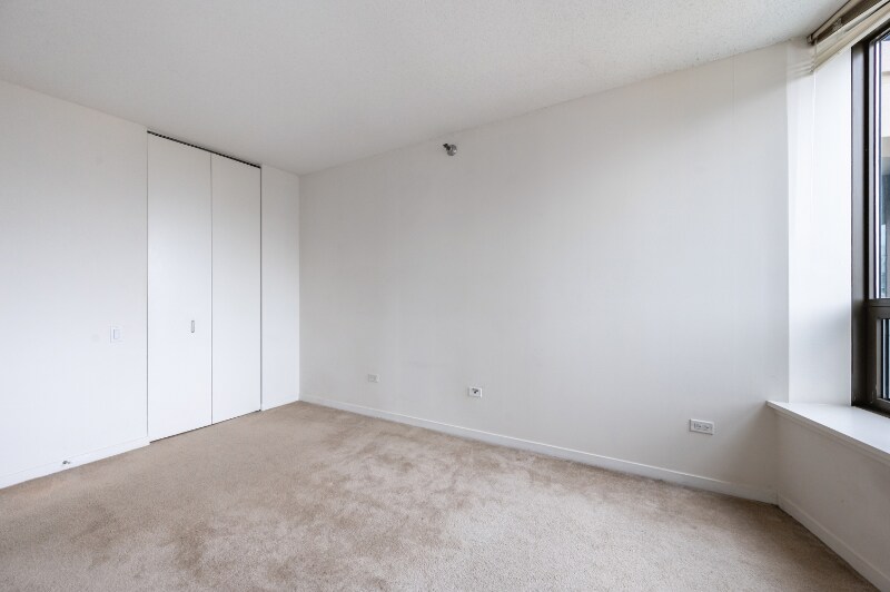 Building Photo - 400 N La Salle Dr